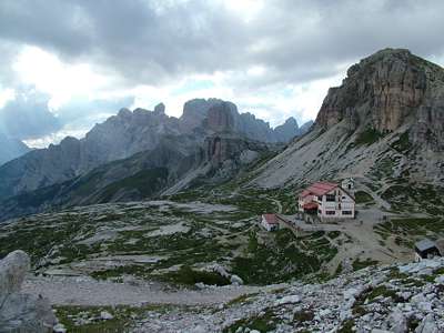 Der Blick etwa vom Frankfurter W&uuml;rstel aus zur Drei-Zinnen-H&uuml;tte.
