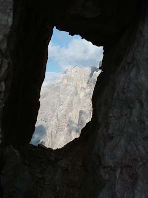 Blick aus einem Tunnelfenster in Richtung Forc Pian di Cengia.
