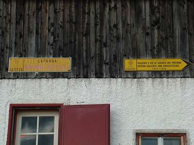 An der Vorratshütte nahe der Drei-Zinnen-Hütte ist ein Hinweis auf den Paternkofel-Steig angebracht.