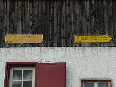 An der Vorratsh&uuml;tte nahe der Drei-Zinnen-H&uuml;tte ist ein Hinweis auf den Paternkofel-Steig angebracht.