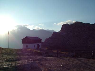 Die Morgensonne über der Sextner Rotwand [Croda Rossa di Sesto, 2965m].