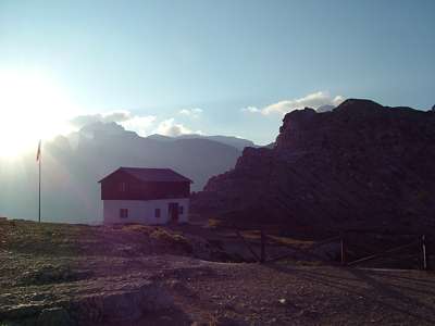 Die Morgensonne &uuml;ber der Sextner Rotwand [Croda Rossa di Sesto, 2965m].