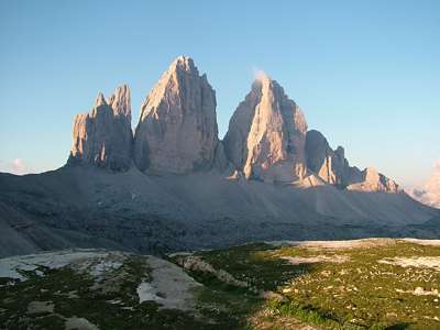 Die Drei Zinnen [Tre Cime di Lavaredo, 2999m] in der Morgensonne und ohne Wolkenhäubchen.