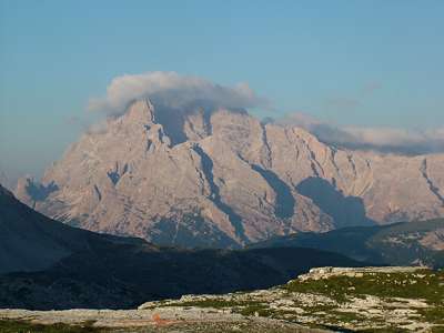 Blick von der H&uuml;tte aus in Richtung Westen. Der M. Cristallo [3221m] h&uuml;llt sich schon fr&uuml;h am Morgen in Wolken.