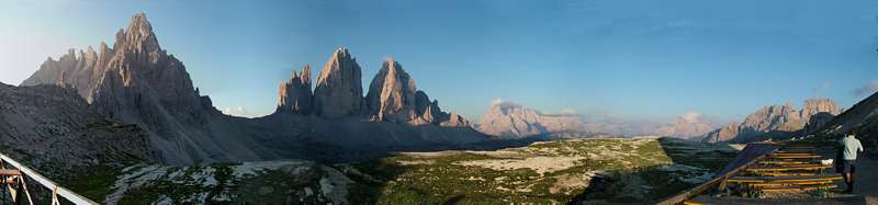 Wir stehen auf der Terasse der Drei-Zinnen-H&uuml;tte. Die Morgensonne strahlt die umliegenden Berge an, es gibt kaum Wolken, man steht und staunt, es ist einfach wundersch&ouml;n.