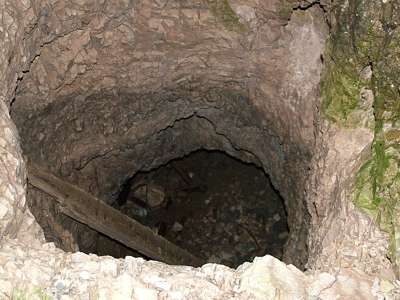 Als erstes entdecken wir in einer H&ouml;hle am Fu&szlig; des Toblinger Knotens diesen Einstieg in tiefer gehende Schichten.
