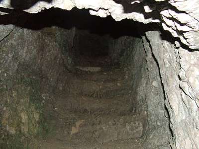 Hier scheint es tiefer in den Berg hineinzugehen, aber alles ist ziemlich verfallen.