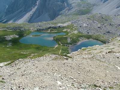 Die Bodenseen [Lago die Piani] &ouml;stlich der H&uuml;tte sehen von oben erst recht wundersch&ouml;n aus.