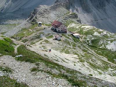 Die H&uuml;tte von den H&ouml;hlen aus gesehen. Der einsame Punkt auf der Wiese unten in Richtung Kapelle ist Evi, die auf mich wartet.