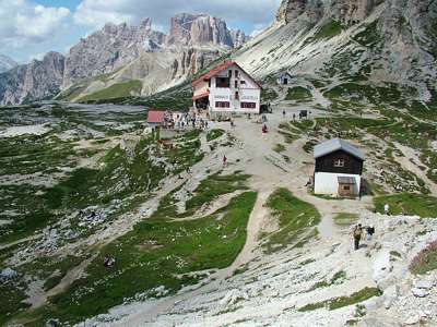 Wir sind wieder auf dem Weg zum Tunnel. Die Umgebung der H&uuml;tte erinnert ein wenig an einen Ameisenhaufen.