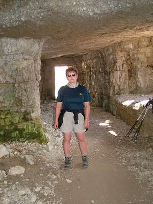 Der Tunnel endet in einem gro&szlig;en Raum. Hier geht es zum Einstieg des Klettersteiges.