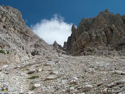 Der Klettersteig f&uuml;hrt dort hinauf zur Gamsscharte [Forc. de Gamoscio, 2712m].