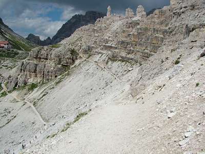 Wir sind auf dem oberen Weg zum Paternsattel und schauen zur&uuml;ck zur H&uuml;tte.