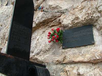 Diese Gedenktafel wurde bei der Instandsetzung des Kriegssteiges 1973/1974 angebracht.