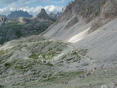Kurz vor dem Paternsattel - der Blick zur&uuml;ck am Paterkofel - Massiv entlang.
