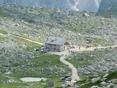 Blick hinunter zur Rif. Lavaredo. Rechts der H&uuml;tte geht es weiter zur Rif. Auronzo.