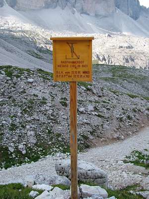Der hier beginnende Weg heißt Dolomitenhöhenweg [Alta via Dolomita] und führt ein Stück ins Tal Val Rinbon hinunter.