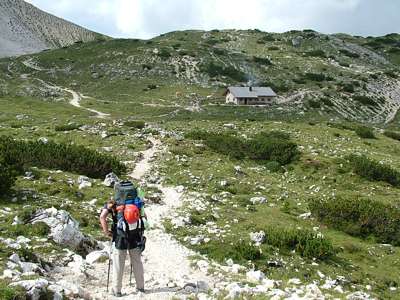 Vor uns liegt die Langalmh&uuml;tte, eine bewohnte Jause.