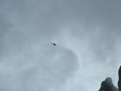 Pl&ouml;tzlich taucht dieser Hubschrauber vor den Drei Zinnen auf.