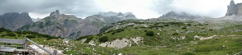Wir sitzen an der Langealm-H&uuml;tte auf einer Bank mit freiem Blick nach Norden und Osten.