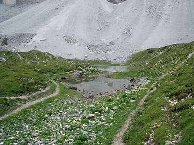 Diese Seen werden Rienzursprung [Sorgenti della Rienza] genannt. Im Hintergrund sieht man links auf dem Weg am Schutthang den einzelnen Mann.