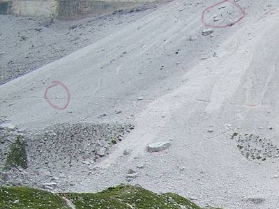 Auf der Vergr&ouml;&szlig;erung sieht man die ersten Leute von rechts oben kommen. Sp&auml;ter war es eine ganze Kolonne, auch von links kamen mehrere Personen, so dass der einzelne Mann eingekreist wurde. Leider war das aufgrund der Entfernung nicht mehr fotografierbar.