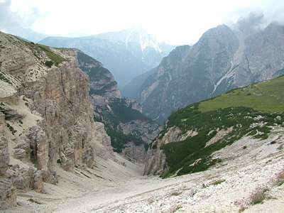 Kurz vor dem Sattel geht es nach rechts steil hinab bis ins Valle della Rienza.