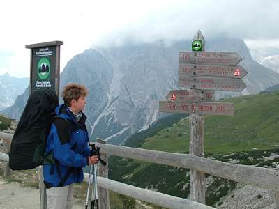 Wir sind auf dem Sattel, der Forc. col di Mezzo heißt und 2315 Meter hoch liegt. Es nieselt, wir haben uns regenfest gemacht.