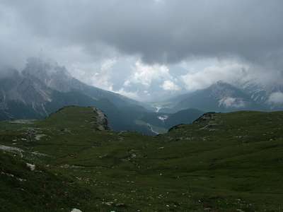 Blick zu unserem Ziel, vorn der Lago de Antorno und dahinter der Lago di Misurina. Die Bew&ouml;lkung nimmt noch zu.