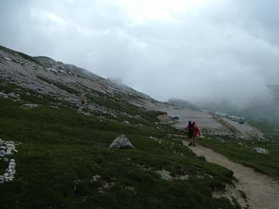 Der erste Blick in Richtung Auronzo-Hütte [Rif. Aronzo, 2320m]. Die Bergflanke ist zu einem riesigen Parkplatz verschandelt.