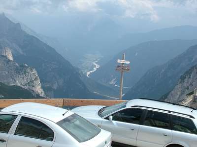 Blick von der Auronzo-H&uuml;tte hinunter zur Stadt Auronzo di Cadore und dem Lago di Auronzo.