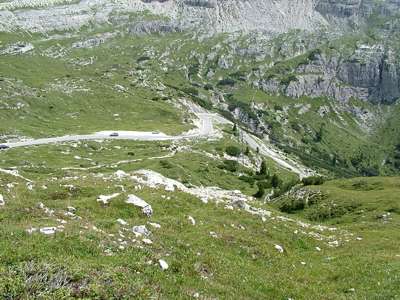 Die Zufahrtsstra&szlig;e zur Auronzo-H&uuml;tte verl&auml;uft in Serpentinen den Hang hinauf und ist gut befahren. Wir wandern den Weg 101 hinunter.