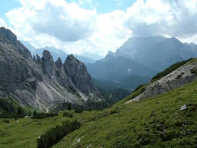 Es ist vorerst wieder trocken. Blick auf den Weg zum Misurina-See.