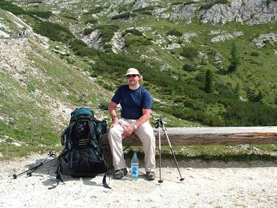Wir haben jetzt sogar wieder Sonne, ich habe den iSun auf der Kraxe installiert. Wir g&ouml;nnen uns bei etwa 2100m eine kurze Rast.