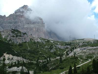 Blick zur&uuml;ck zur Auronzo-H&uuml;tte. Wenn man die Stra&szlig;e und die Autos nicht sieht, wirkt der Anblick der H&uuml;tte vor der S&uuml;dwand der Drei Zinnen wieder sch&ouml;n.