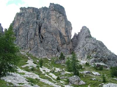 Links von uns ragen die Felsen des Col. de le Bisse steil empor.