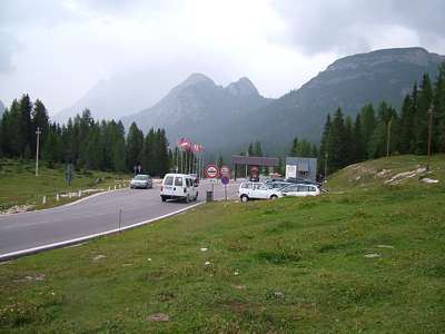 Hier treffen wir bei 1851m kurz unter der Mautstation [Pedaggio] wieder auf die Stra&szlig;e zur Auronzo-H&uuml;tte. Das Massiv rechts ist das Piane de Longeres, die linke Spitze in der Mitte ist der Katzenleitenkopf [Croda de l' Arghena, 2251m].