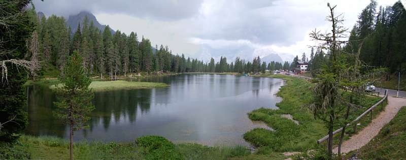 Wir sind am Lago de Antorno. Obwohl wir die Stra&szlig;e mit dem lebhaften Autoverkehr entlang wandern m&uuml;ssen und es in Str&ouml;men regnet, begeistert uns dieser Anblick so, dass ein Foto einfach sein muss.