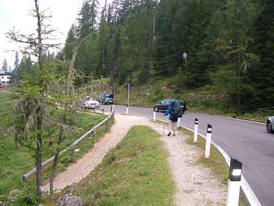Hier kann man neben der Stra&szlig;e gehen, aber sonst muss man wegen der Leitplanken direkt auf der Stra&szlig;e laufen. Das ist bei diesem Wolkenbruch sehr gef&auml;hrlich, wir werden regelm&auml;&szlig;ig von den Wasserfont&auml;nen der Autos durchn&auml;sst. Einen alternativen Weg gibt es nicht. Geh&ouml;rt die Zukunft den motorisierten Wanderern? 