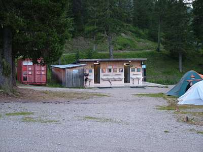 Die Sanit&auml;ranlagen mit den Toiletten und den Freiluft-Waschpl&auml;tzen. In dem linken Anbau befinden sich die Duschen.