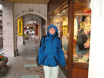 Auf der oberen Nobel-Einkaufsstra&szlig;e, der Via Marconi an der Busstation - im Regen.