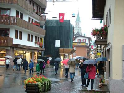In der Mitte der Corso Italia steht der Turm der Kirche.