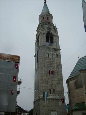 Jetzt sind wir am Kirchturm, der ein St&uuml;ck von der Kirche entfernt steht.