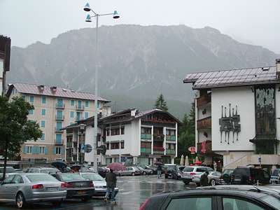 Auf der Via Olimpia. Hier haben wir einen wundersch&ouml;nen Blick hinauf zum Rif. Faloria (H&uuml;tte links in 2123m, Sendet&uuml;rme rechts bei 2230m).