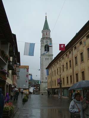 Vorbei am Kirchturm.
