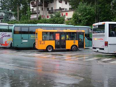 Dann haben wir ihn gefunden, den Busbahnhof, gro&szlig;e und kleine Busse stehen bereit.