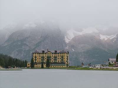 Das Panorama hinter dem Hotel ist trotz dem Nebel beeindruckend. Es ist halb drei, wir gehen erst einmal einkaufen und einen Kaffee trinken.