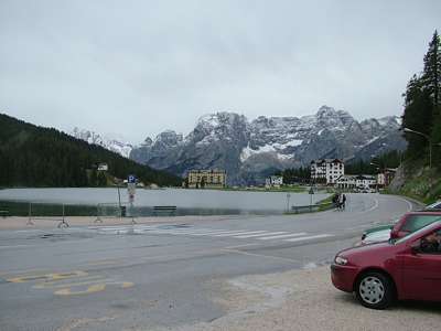 Als wir wieder auf den Parkplatz kommen, haben sich die Wolken verzogen. Die Schneepracht auf dem Massiv Gruppo del Sorapis ist nun in ihrer ganzen Sch&ouml;nheit zu bewundern.