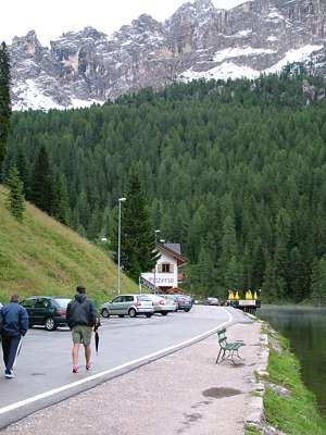 Begeben wir uns auf den Heimweg, entlang am Misurina-See.