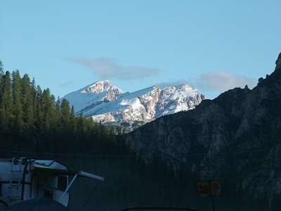 In der Morgensonne sehen die verschneiten Berge prachtvoll aus.